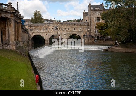 Weir ci-dessous Pulteney Bridge sur la rivière Avon à Bath Banque D'Images