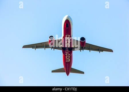 Avion à réaction au décollage à l'Aéroport International de Düsseldorf. Air Berlin, Airbus A320-214, Banque D'Images