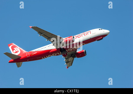 Avion à réaction au décollage à l'Aéroport International de Düsseldorf. Air Berlin, Airbus A320-214, Banque D'Images