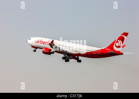 Avion à réaction au décollage à l'Aéroport International de Düsseldorf. Air Berlin, Airbus A330-200, Banque D'Images