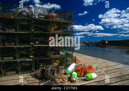 Les bouées du homard et des pièges sur un quai dans le port de locataires, dans le Maine. Banque D'Images