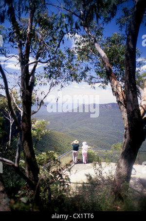 En quelques années 60 avec vue sur vallée Jamison de Gordon Falls Lookout Parc National de Blue Mountains Leura NSW Australie Banque D'Images
