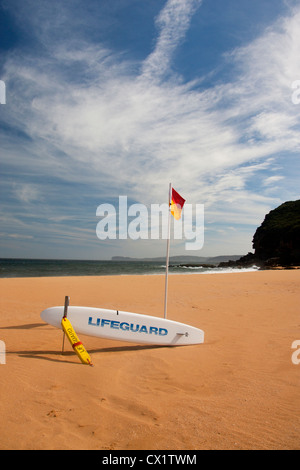 Drapeau de sauveteur et de surf sur la plage de Magenta Shores beach Côte centrale de la Nouvelle-Galles du Sud (NSW) Australie Banque D'Images