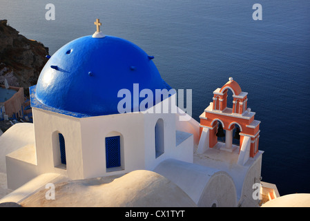 Une belle église et clocher à dôme à Oia, juste au-dessus de la caldeira du volcan. L'île de Santorini, Cyclades, Grèce Banque D'Images