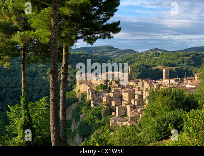 Une incroyable ville toscane Sorano à l'après-midi du soleil. Banque D'Images