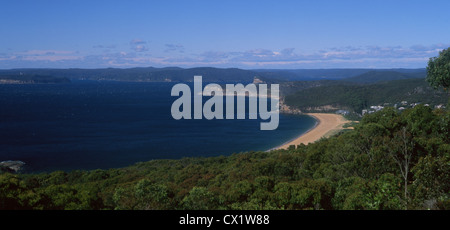 Plage de magenta Shores et Broken Bay à partir de Marie Byles Lookout Bouddi National Park de la côte centrale de la Nouvelle-Galles du Sud Australie Banque D'Images