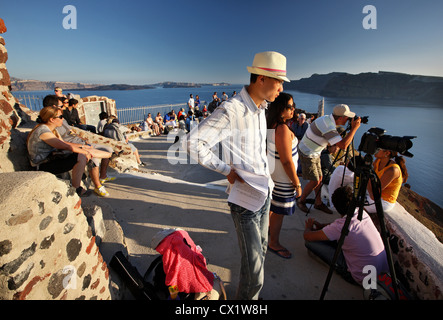 Des centaines de chasseurs 'Sunset' sont réunis tous les soirs dans les Terrasses et allées d'Oia pour profiter de son célèbre coucher de soleil. Santorin. Banque D'Images