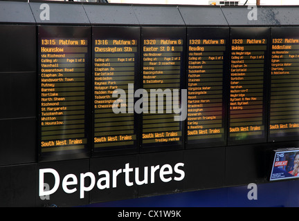 La gare de Waterloo à Londres UK calendriers électroniques. Banque D'Images