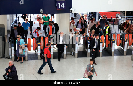 La gare de Waterloo les navetteurs au ticket barrière dans Londres. Banque D'Images