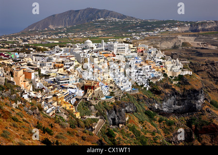 Vue panoramique du village de Fira, le 'capital' de l'île de Santorin, suspendue au-dessus de la caldeira. Cyclades, Grèce Banque D'Images