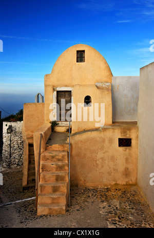 Une belle petite maison, grand exemple d'architecture Cycladian, sur le dessus de Pyrgos village, l'île de Santorin, Cyclades, Grèce Banque D'Images