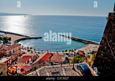 Vue sur la mer dans des petites villes en Calabre - Italie Banque D'Images