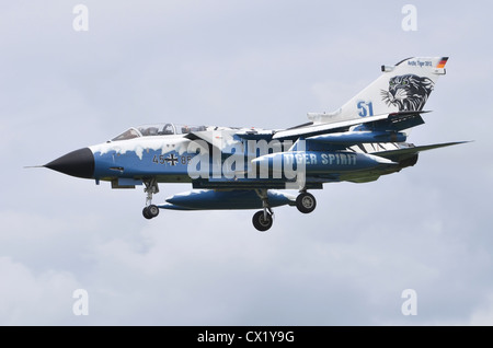 Panavia Tornado IDS dans Arctic Tiger 2012 marquages, exploité par l'aviation allemande, en approche pour l'atterrissage à RAF Fairford Banque D'Images