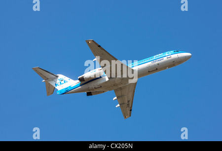 Passenger jet plane taking off forme l'Aéroport International de Düsseldorf. , KLM Cityhopper, Fokker 70, Banque D'Images