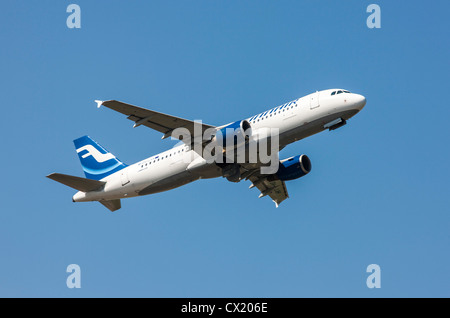 Passenger jet plane taking off forme l'Aéroport International de Düsseldorf. Finnair, Airbus A320, Banque D'Images