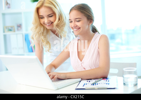 Portrait de deux jolies filles travaillant dans Internet Banque D'Images