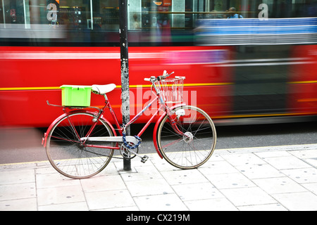 En bus de Londres. Vélo dans l'avant-plan Banque D'Images