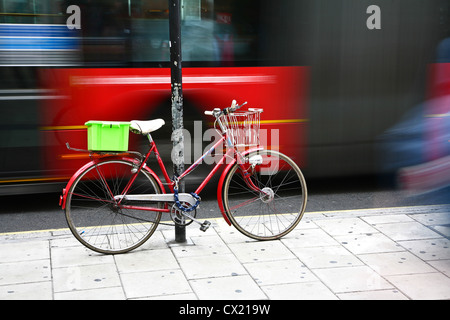 En bus de Londres. Vélo dans l'avant-plan Banque D'Images