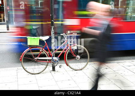 En bus de Londres. Vélo dans l'avant-plan Banque D'Images