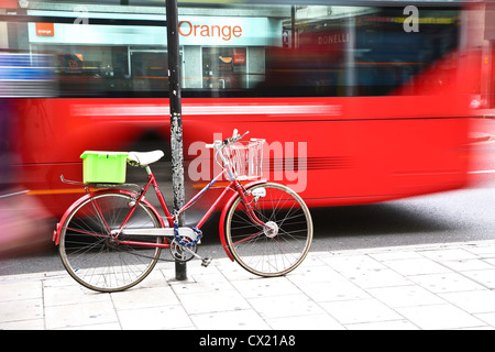 En bus de Londres. Vélo dans l'avant-plan Banque D'Images