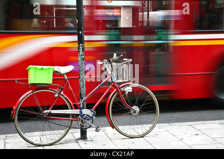 En bus de Londres. Vélo dans l'avant-plan Banque D'Images