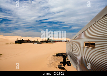 La Ville d'étain des cabanes de pêcheurs / abris dans des dunes sur la plage (Stockton Bight) terres de conservation Worimi Nouvelle Galles du Sud (NSW) Australie Banque D'Images