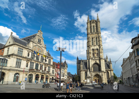 Groot Huis Théâtre avec Saint Bavo Cathedral, Sint Baafsplein, Gand, Flandre orientale, Belgique Banque D'Images