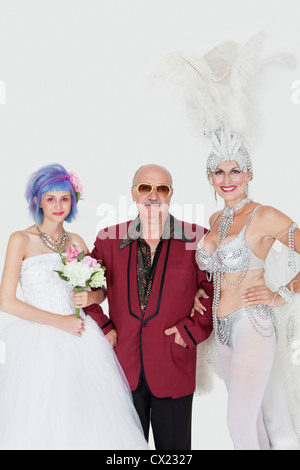 Portrait of man d'armes avec les cadres supérieurs et sa fille à showgirl robe de mariage sur fond gris Banque D'Images