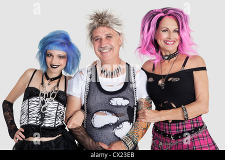 Portrait of senior man with punk les femmes sur une arrière-plan gris Banque D'Images