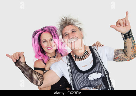 Portrait of senior couple punk sur fond gris Banque D'Images