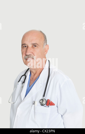 Portrait de senior sérieux médecin sur fond gris Banque D'Images