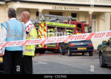 Le personnel de sauvetage et de pompiers du Kent et appareil derrière cordon. Banque D'Images