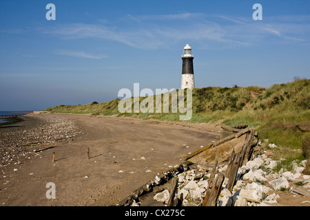 Photo montrant le paysage rejeter le phare sur une journée ensoleillée, face au continent. Banque D'Images