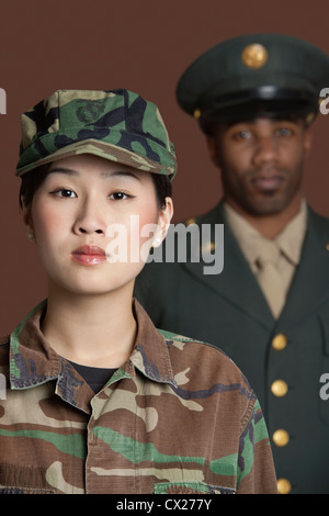 Portrait de jeune femme soldat de l'US Marine Corps avec l'officier à l'arrière-plan Banque D'Images