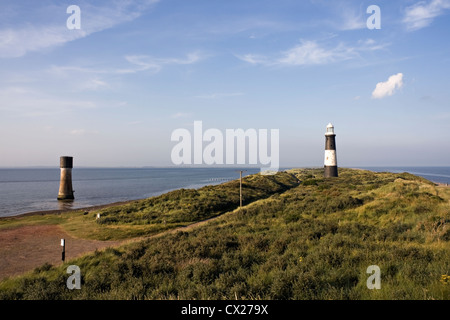 Photographie de paysage rejeter phare et rejeter Lowlight, montrant la rivière Humber et de la mer du Nord sur une journée ensoleillée. Banque D'Images