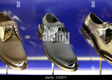 Louis Vuitton chaussures mens concepteur de luxe label sur l'affichage à une boutique à Singapour. Banque D'Images