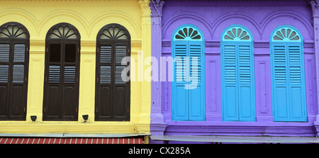 Caractère ancien heritage façades de bâtiments coloniaux dans Little India, Singapour Banque D'Images