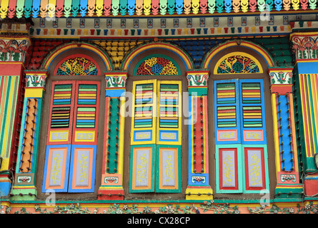 Caractère ancien heritage façades de bâtiments coloniaux dans Little India, Singapour Banque D'Images