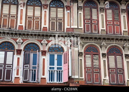 Caractère ancien heritage façades de bâtiments coloniaux dans Little India, Singapour Banque D'Images