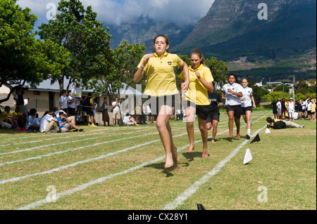 L'exécution de la concurrence à la journée des sports de St George's School, Cape Town, Afrique du Sud Banque D'Images