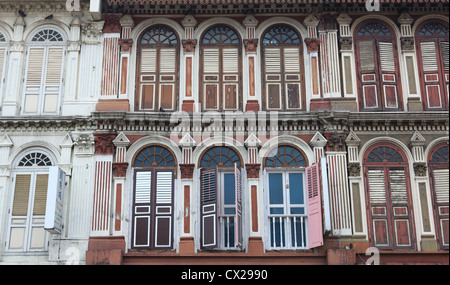 Caractère ancien heritage façades de bâtiments coloniaux dans Little India, Singapour Banque D'Images