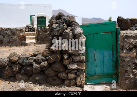 Lanzarote rural typique maison blanche porte verte en Canaries Banque D'Images