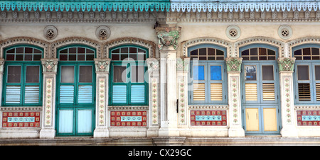 Caractère ancien heritage façades de bâtiments coloniaux dans Little India, Singapour Banque D'Images