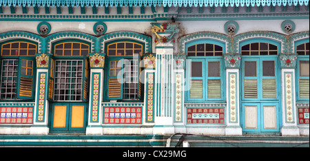 Caractère ancien heritage façades de bâtiments coloniaux dans Little India, Singapour Banque D'Images