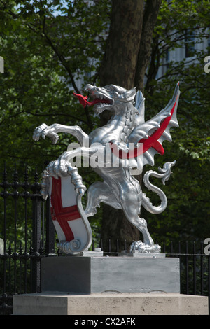 Ville de London Griffin la borne frontière, Victoria Embankment, London, Royaume-Uni Banque D'Images