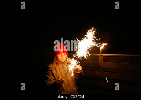 Garçon avec Sparkler Banque D'Images