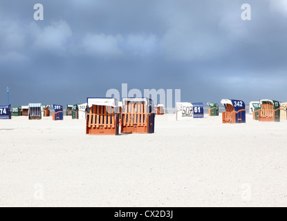 Europa, l'Allemagne, la Frise, Strandkörbe Sandsturm Wremen Ostfriesland Nordsee beachchairs sable Mer du Nord Europa Europe Banque D'Images