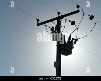 Soleil derrière poteau d' électricité et de câbles, Lakeland fells, Cumbria, Angleterre Banque D'Images