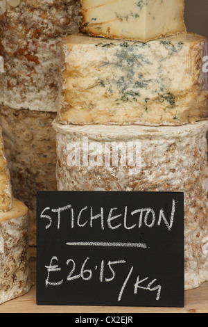 Pile/quartiers de fromages à vendre blue Stichelton Banque D'Images