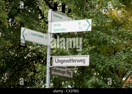 Le mur de Berlin Région à Staaken, Berlin Ouest Signalisation routière Banque D'Images